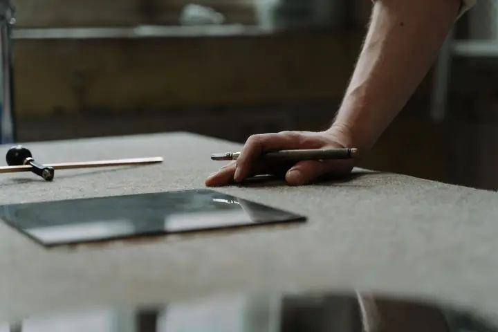 Mains traçant la découpe d’un verre