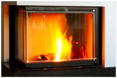 Vitre vitrocéramique auto-nettoyante devant un feu de cheminée